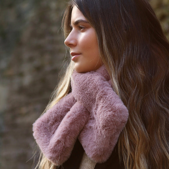 Women's Faux Fur Pull Through Scarf | Powder Pink